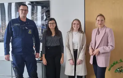 An early Christmas present for the St. Maximilian kindergarten in Sandizell near Schrobenhausen: Bauer covered the bus costs for the annual trip.